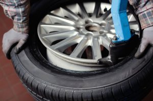 photodune_2567465_tire_change_closeup_xs.jpg