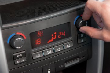 photodune_3198571_hand_operating_air_conditioning_in_car_xs.jpg