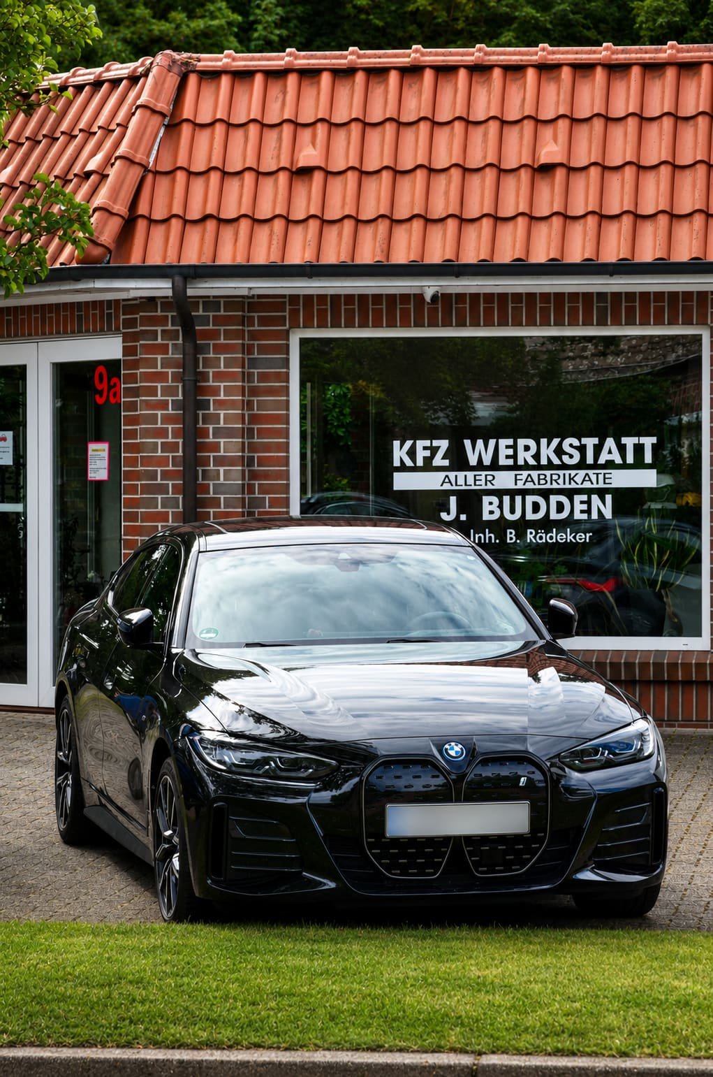 BMW Vorführwagen vor der Kfz-Werkstatt Budden