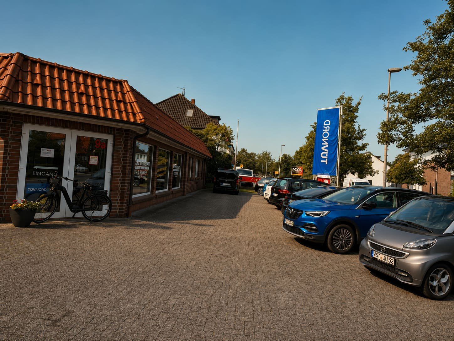 Fahrzeughandel auf dem Gelände der Kfz-Werkstatt Budden
