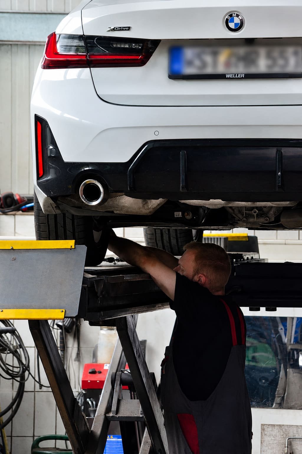 Mechaniker bei der Arbeit an der Hebebühne