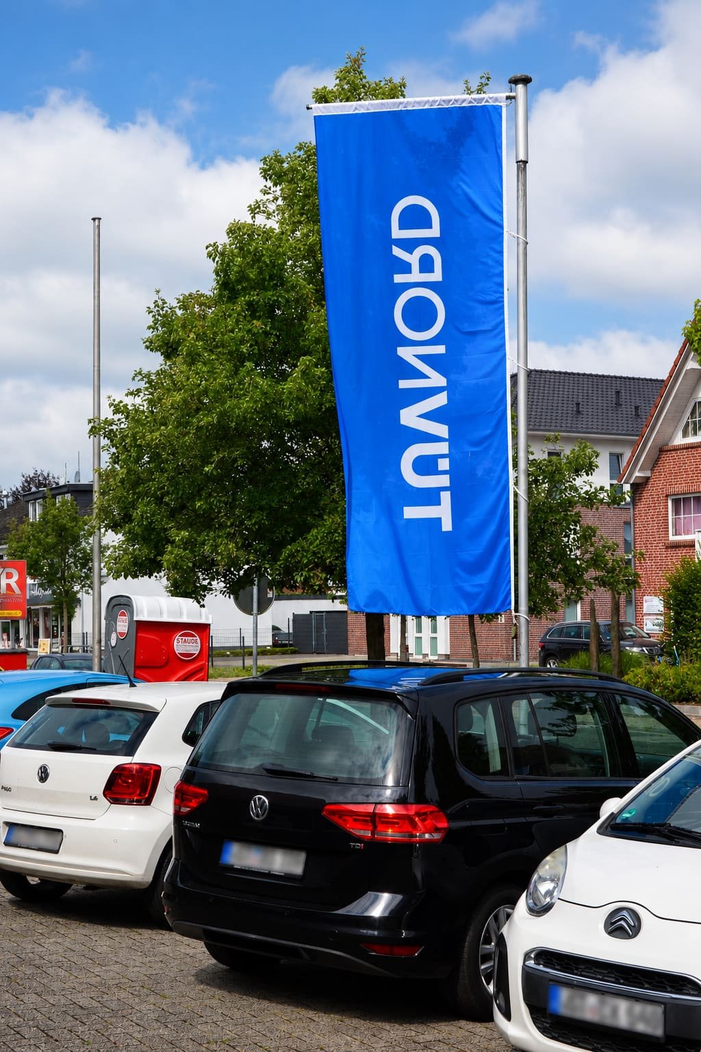 TÜV NORD Flagge vor der Werkstatt