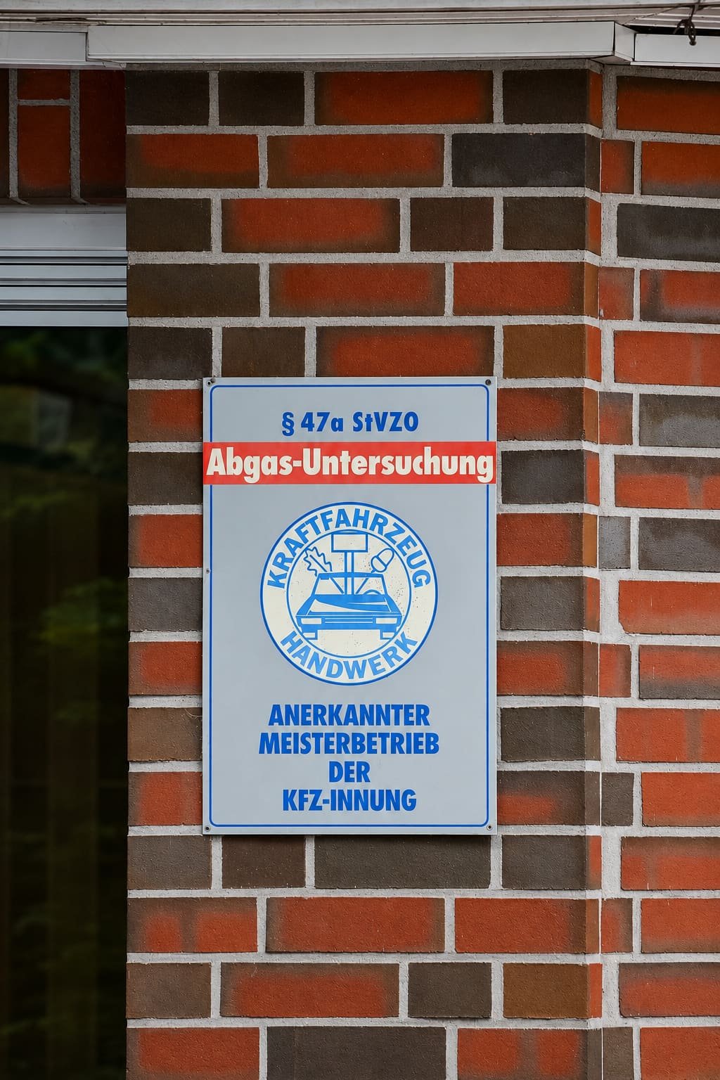 HU/AU-Schild am Meisterbetrieb